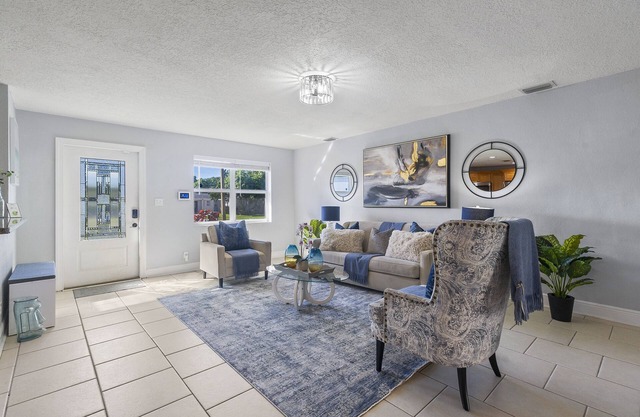 Chic Downtown Home - Location location location!!