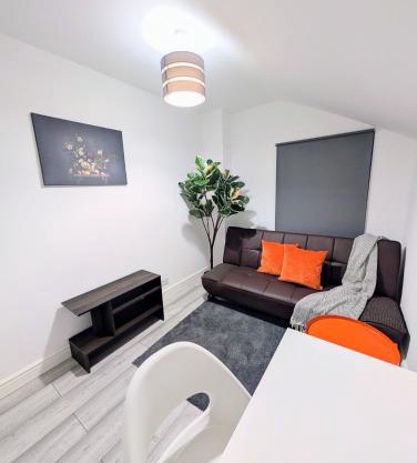 Chic En-suite Room with Office Garden and Parking