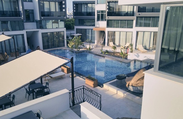 Chic Flat w Pool 5 min to Beach in Kyrenia