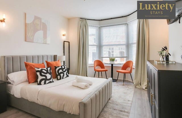 Gorgeous & Sunny Studio City Centre Nr High St by Luxiety Stays