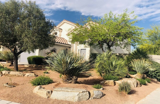 Chic home, king retreat w/ spa en-suite, game room, huge yard, 8 mi to strip!