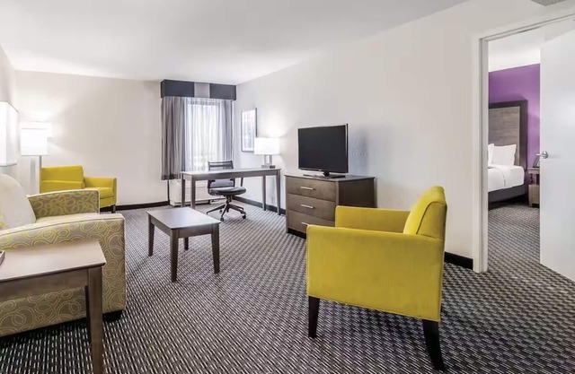 Chic Hotel Retreat w/ Refreshing Poolside Vibes & Friendly Service