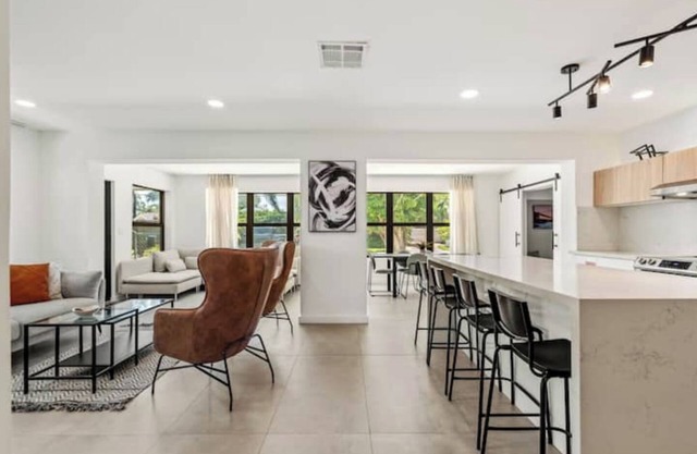 Chic House near Downtown & Beach