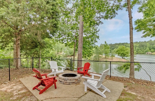 Chic Lakeside Hideaway-Close to UA-5BR-Game Room
