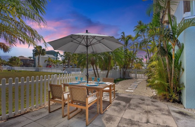 Chic Longboat Key Retreat, 10 Min Walk to Beach & 2 Mins to Dining!