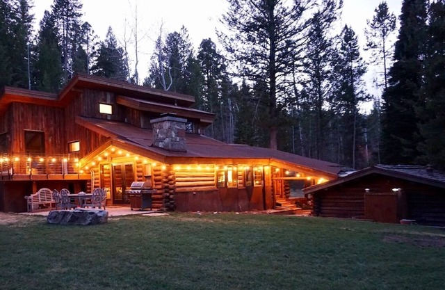 Chic luxurious Log cabin minutes from Jackson Hole ski resort and GTNP