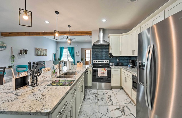 Chic Memphis Home w/ Deck ~ 2 Mi to Dtwn!