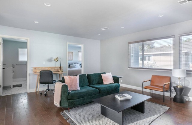 Chic Menlo Park 2BR w/ Parking & A/C, nr Dining & Tech, by Blueground