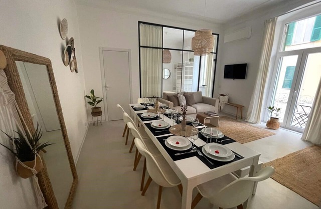 Chic&moderne pour groupes&familles-10 personnes, en centre ville avec 2 balcons