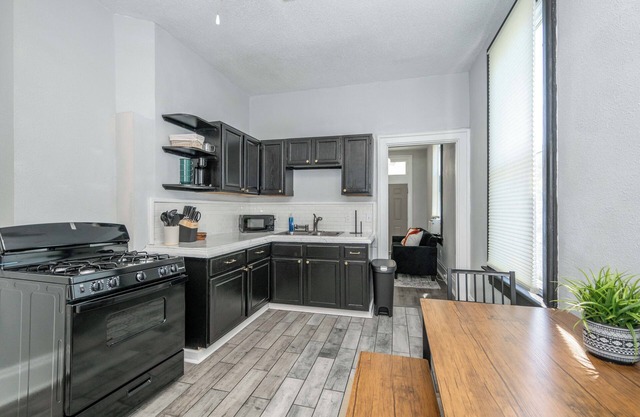 Chic, Modern Gem with Style – Walnut Hills Wonder! Walk to Dining & More