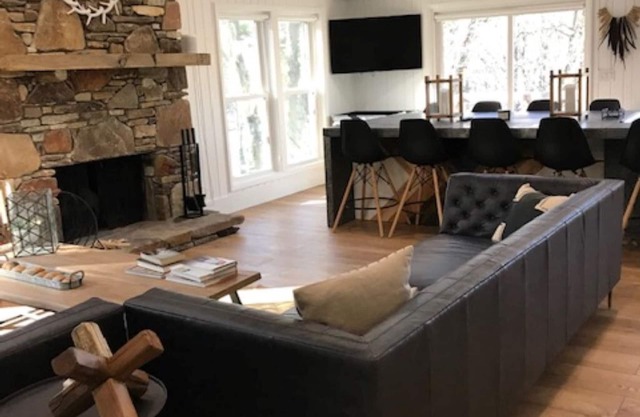 Chic Modern Mountain Cabin 220 pieds de Waterfront, Dock, AC, pour 12 personnes