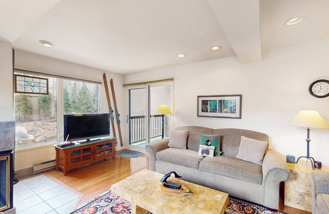 Chic mtn-view condo near golf & Nordic center with pool, hot tub, game room