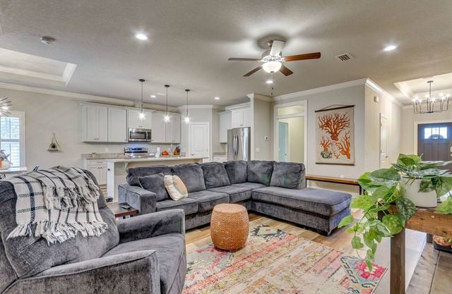 Chic Navarre Getaway w/ Large Yard: 4 Mi to Beach!