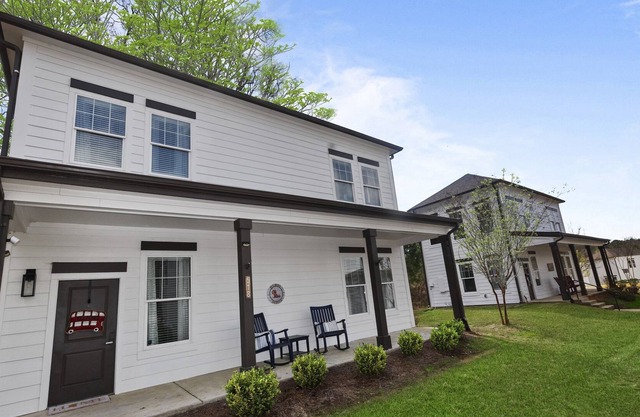 Chic Oxford Cottage with 3 King Suites - "The Southern Sip"