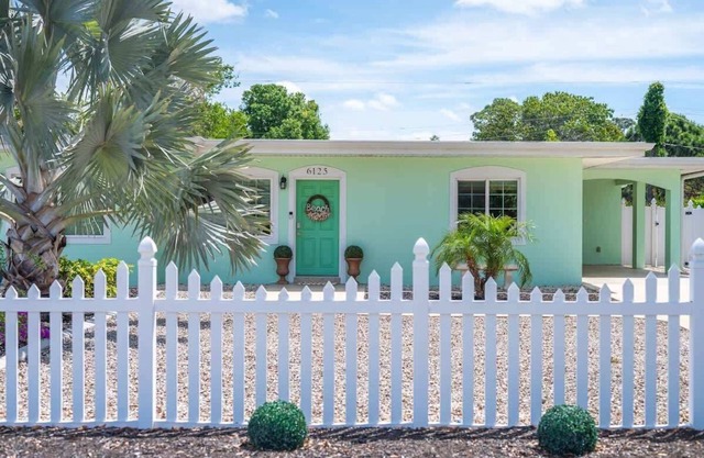 Chic Peaceful 3BD Cottage - Walk to Siesta!