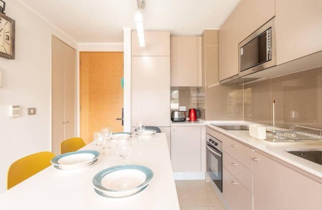 Chic Plaza 2B W/Wifi, Parking & Metro.