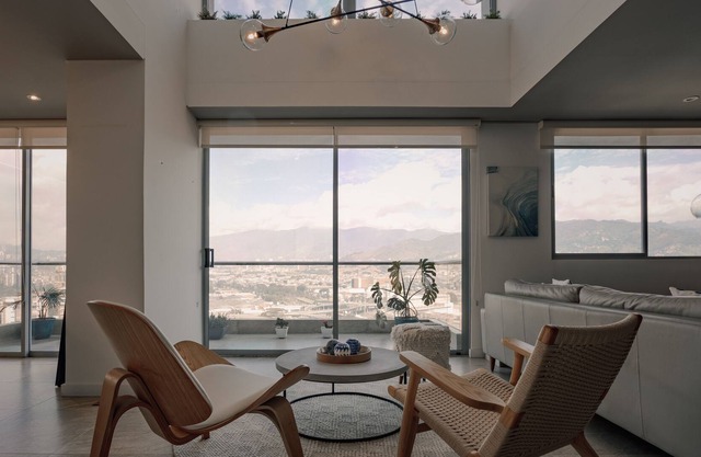 Chic Poblado Penthouse - AC, chef's kitchen, full washer & dryer, amazing views
