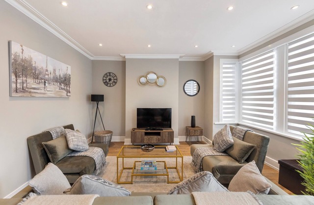 Chic & Radiant Retreat in Harringay Ladder