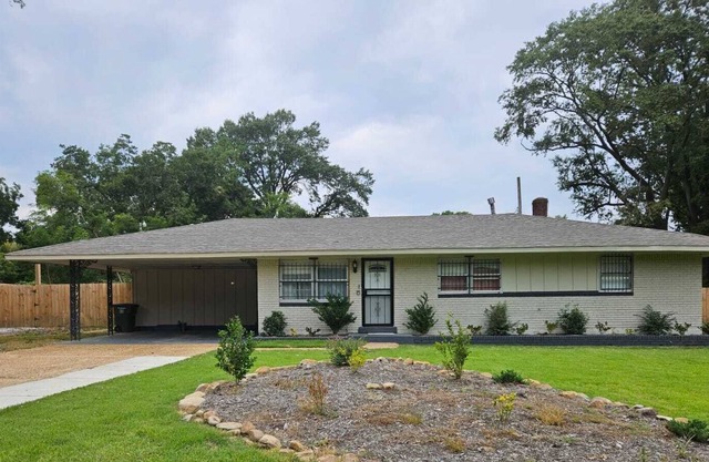 Chic Rancher 7BR Compound Near Graceland &Airport