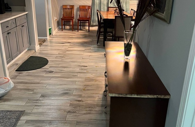 Chic Rancher Near Graceland and Airport sleeps 25