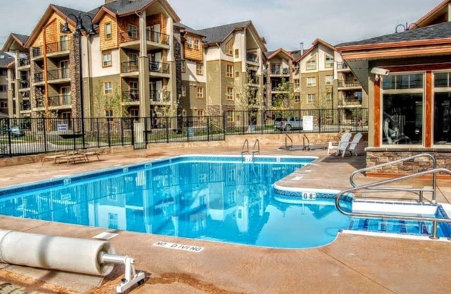 Chic Retreat | Modern | Pool | Hot Tub | Gym