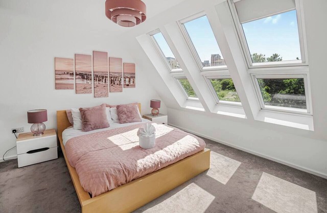 Chic Riverside Retreat Salford 4bd + free parking