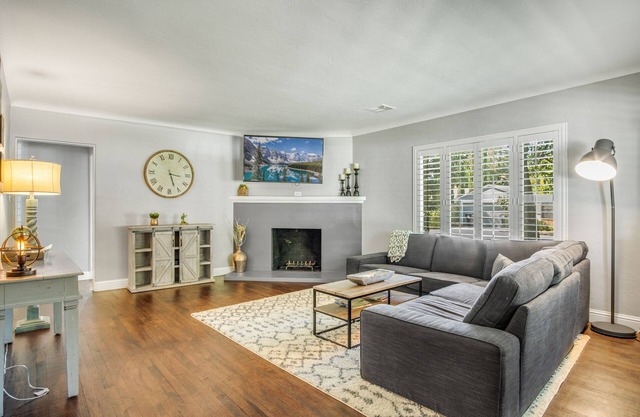 ★Chic Rustic & Modern Bungalow Centrally Located★