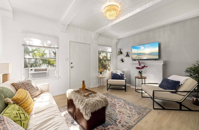 Chic Santa Monica 1BR Cottage, Street Parking +W/D