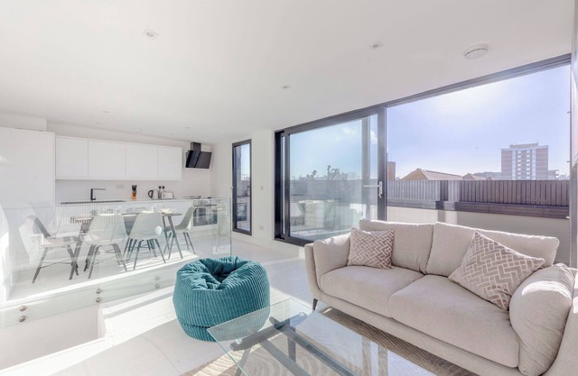 Sleek 4BD Skyline Flat, Heart of Hackney