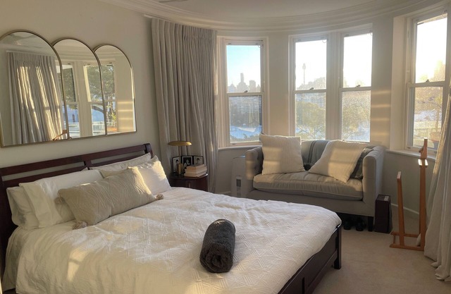 Chic & Sophisticated Art Deco Apartment. Amazing Sydney Harbour Views. Balcony.