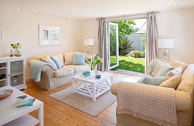 Chic maison fraîche et spacieuse, idéalement isolée entre le village et la plage.