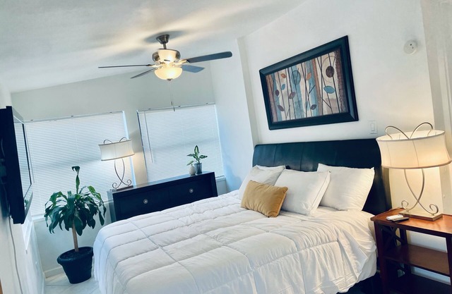 Chic studio A/C and WiFi in delightful Pompano Beach only 3 miles to the beach