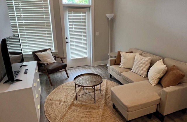Chic studio apartment with WiFi, AC in fabulous Charlotte