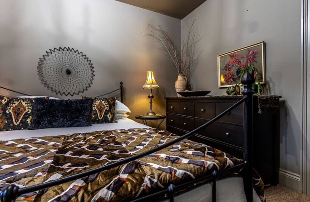 Sophisticated, Stylish Home - Experience Olive 77