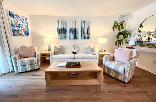 Modern Renovated Chic Courtside Oasis