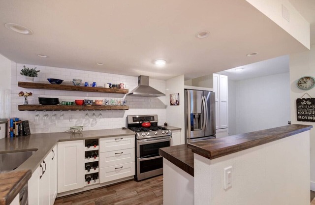 Chic Townhome ~ 5 min drive to Pearl ~ Game Room