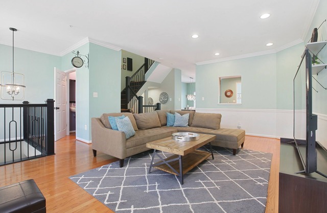 Chic Townhome - Garage, Chef's Kit - EZ 95 Access