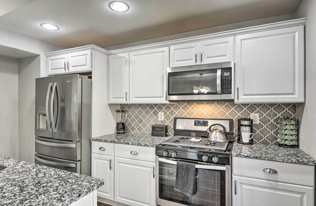 Chic Townhome w/ Deck: 6 Mi to Dtwn Baltimore