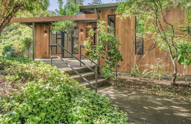 Chic Urban Cabin with Cozy Fireplace, Full Kitchen & WiFi - Just Off I-5