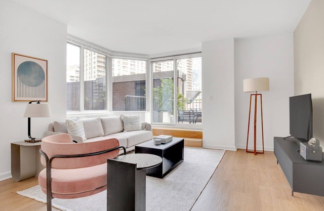 Chic UWS 2BR w/ Gym, Elevator & DM, near Lincoln Center, by Blueground