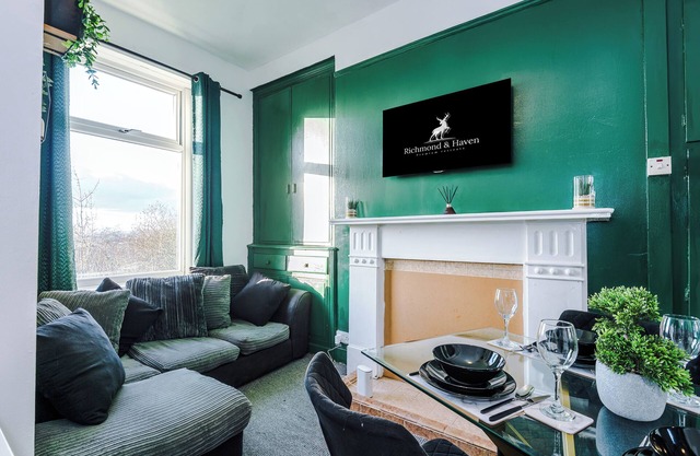Chic Victorian 2 bed duplex flat, sleeps 4, pet friendly, free parking.