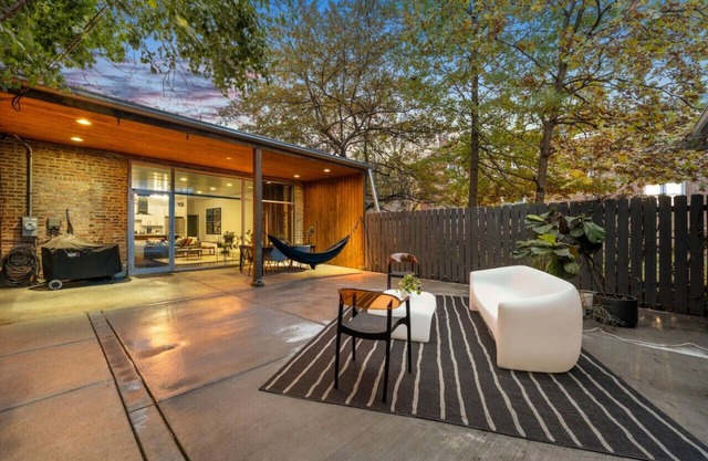 Chicago Riverhouse with private fenced in oasis