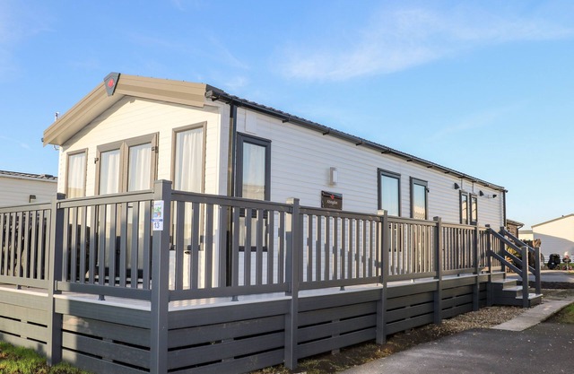 CHICHESTER LAKESIDE HOLIDAY PARK, pet friendly in Chichester