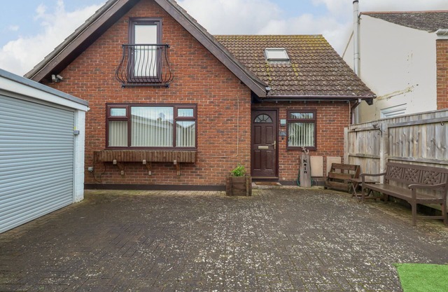 CHICKERELL HOUSE, pet friendly in Weymouth
