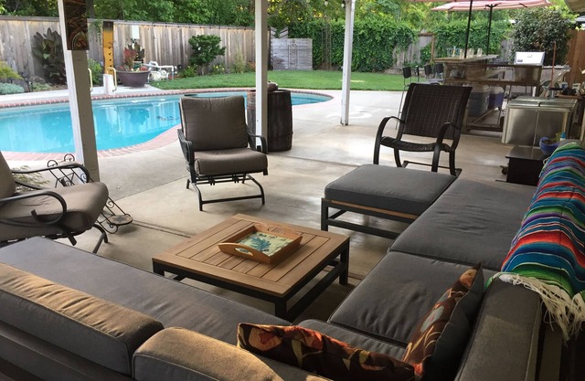 Retraite familiale Chico avec piscine ~ Bocce ~ Spa ~ Lounge. Près du parc, du centre-ville et de la CSU