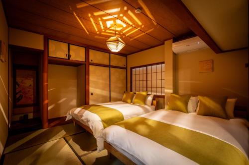 Chikyuutabikazoku Kintetsu-Nara Ekimae
