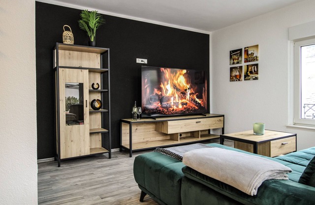 Chill Out Area mit Großer Terrasse, Hängematte und 75 Zoll Smart TV