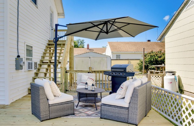 Chincoteague Apartment w/ Deck: Walk to Waterfront