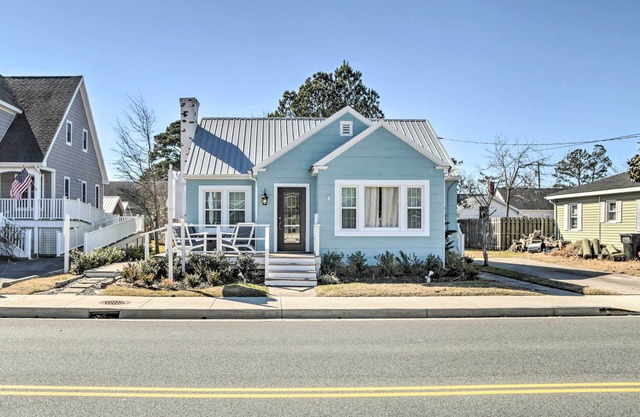 Chincoteague Island Cottage ~ 2 Mi to Beaches