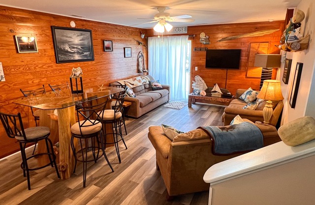 Chincoteague Island Home- "Blue Tide Townhome" Kayaks Included!